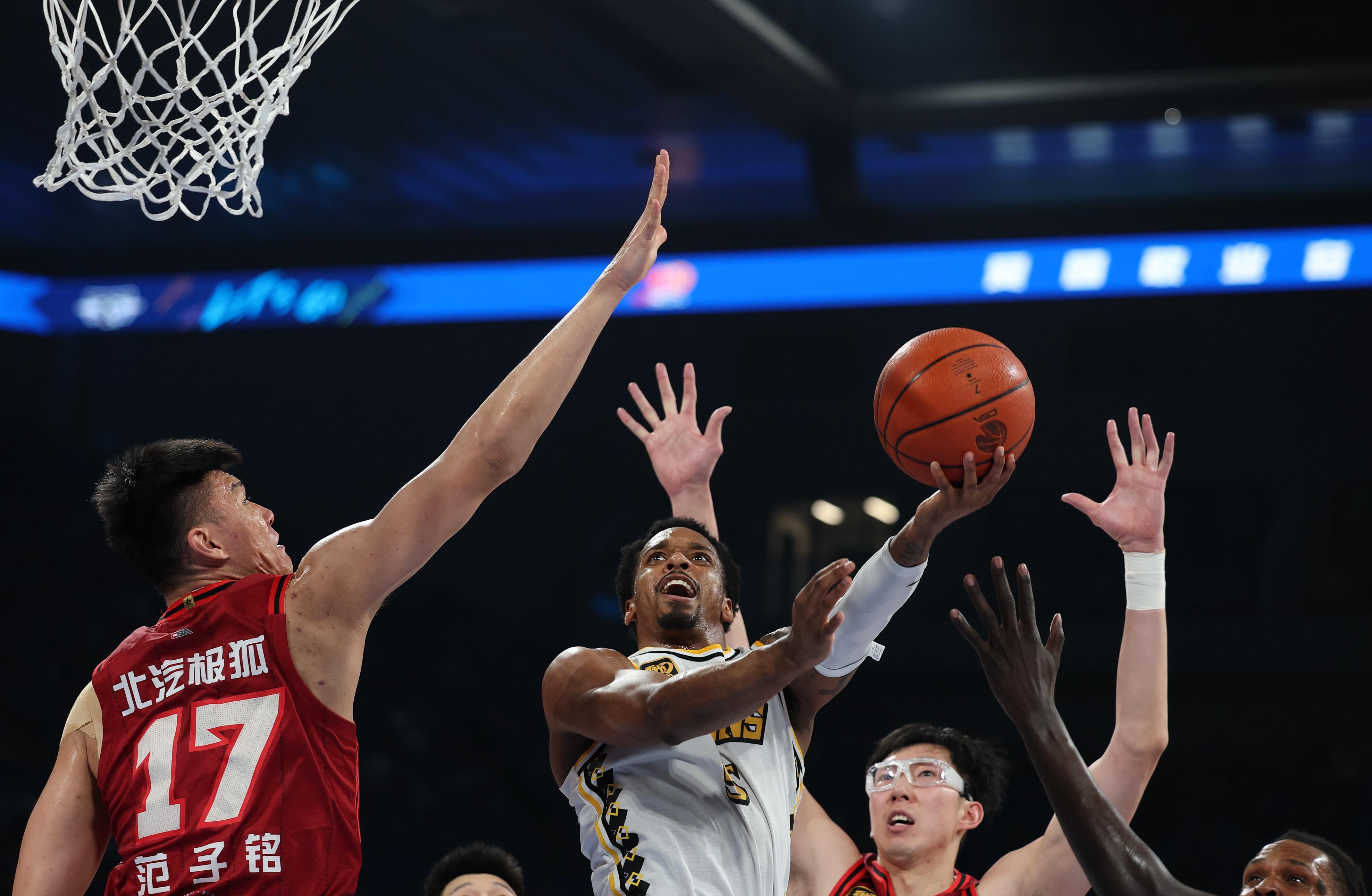 中欧体育中国站-克里夫兰骑士训练开放日，今晨篮板制胜引欢呼，NBA总决赛在即，身体对抗强度拉满的简单介绍